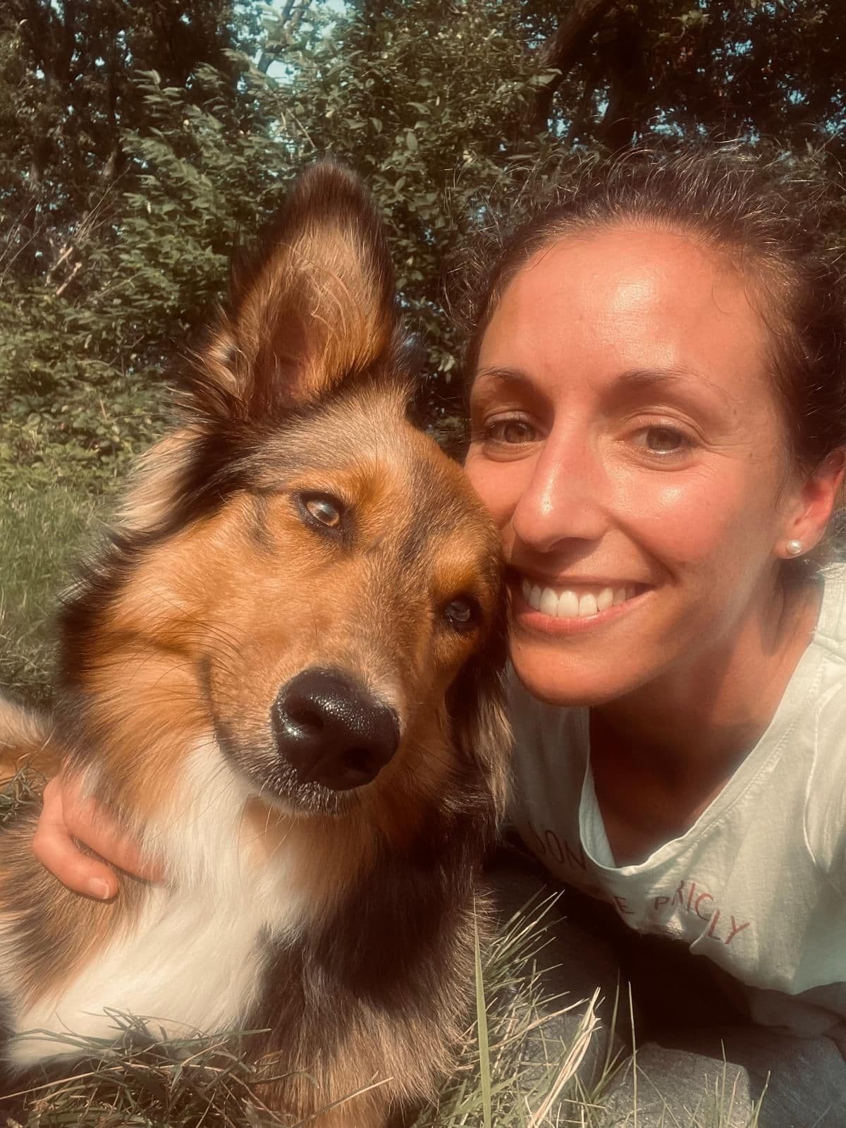 Marion und Holly lächeln gemeinsam im Grünen