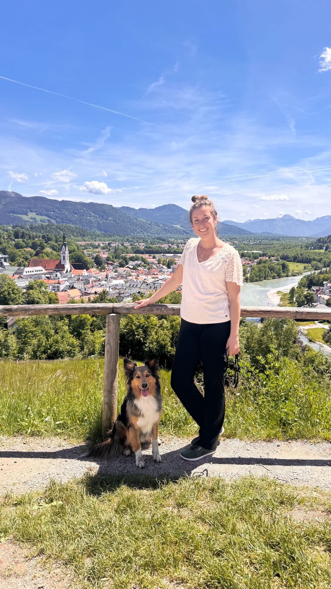 Marion blickt zuversichtlich in die Ferne – bayerische Landschaft