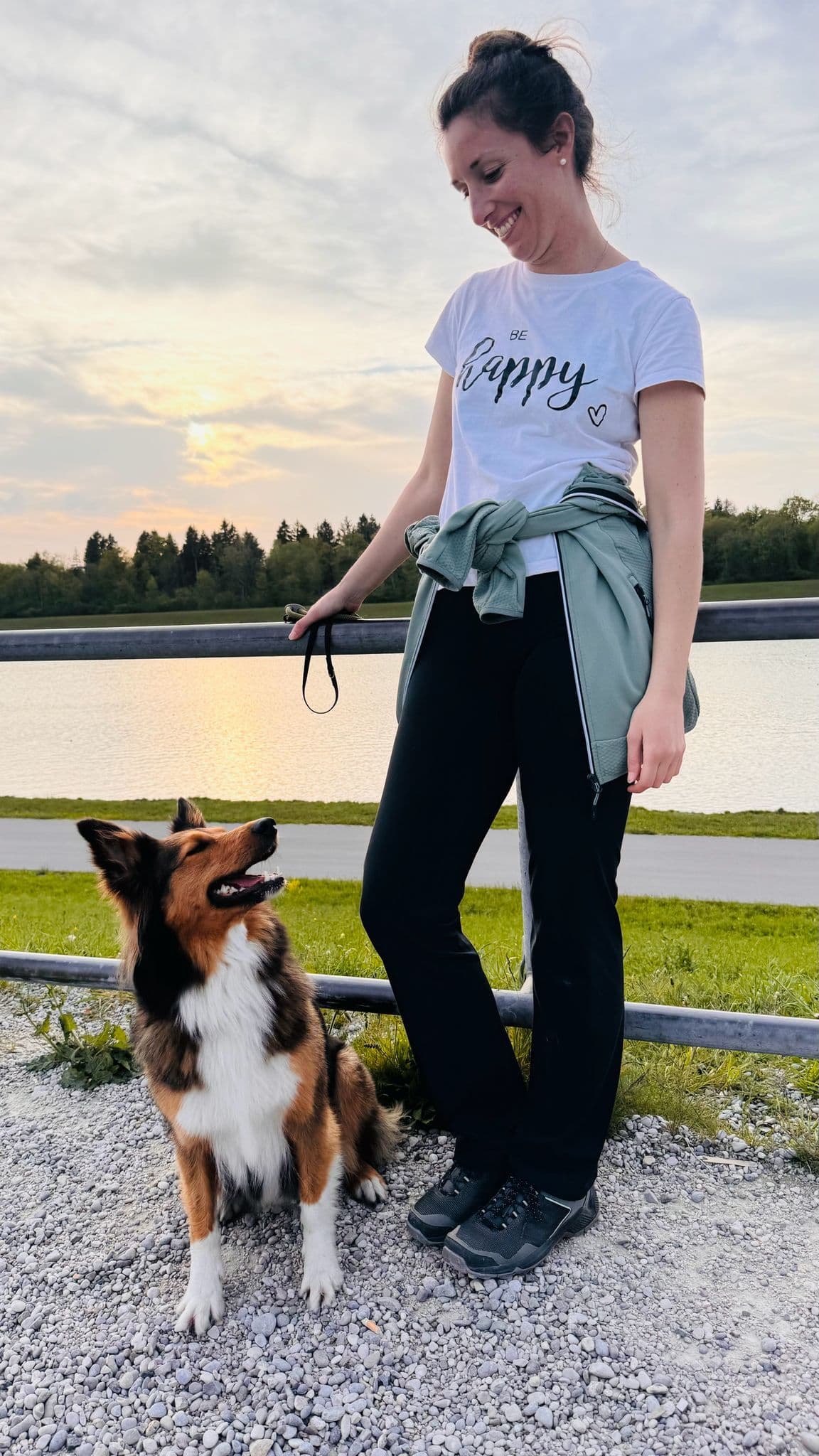 Marion und Holly teilen einen liebevollen Blick am See