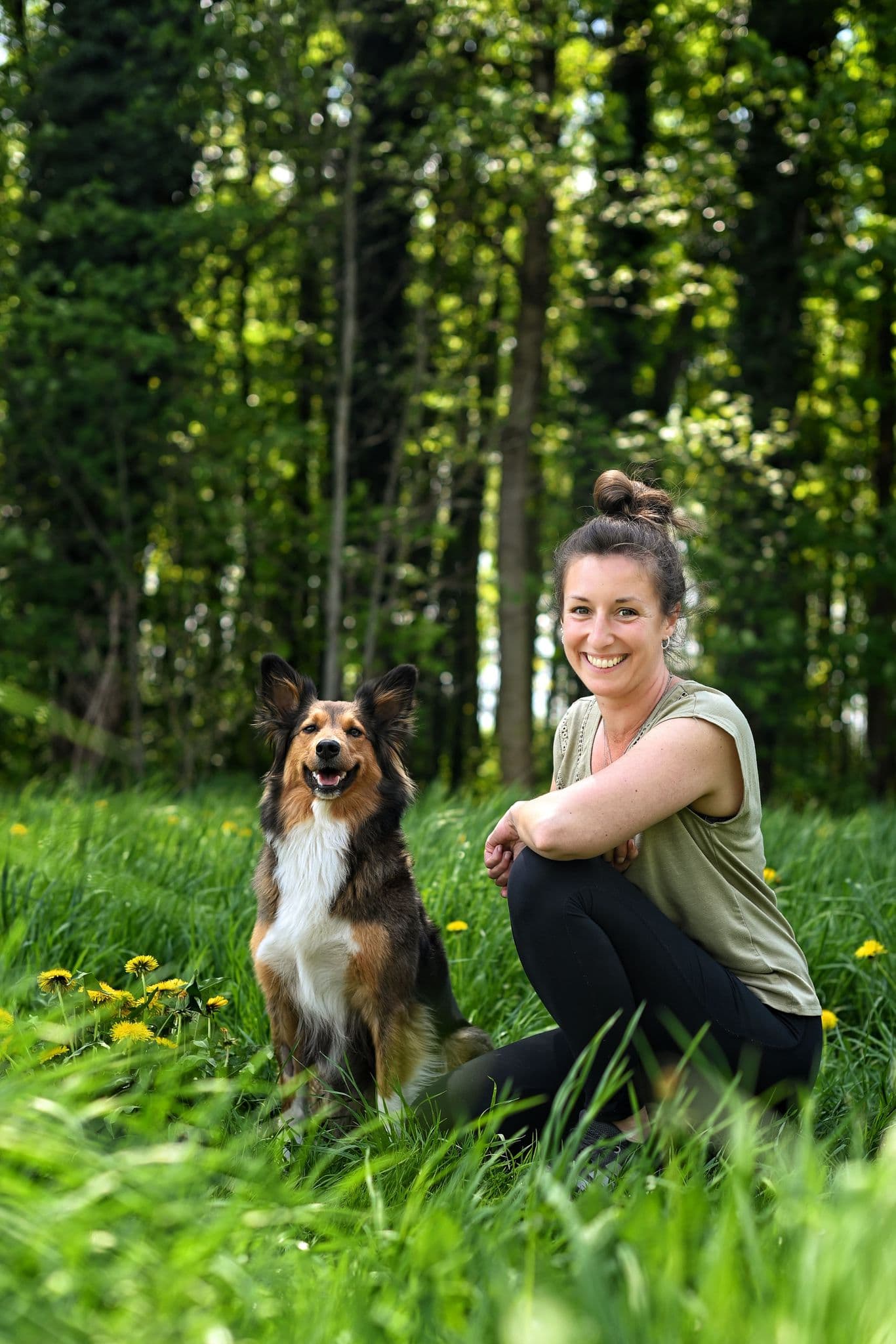 Marion steht mit Holly auf einem herbstlichen Waldweg